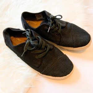 Women’s black lace Toms
